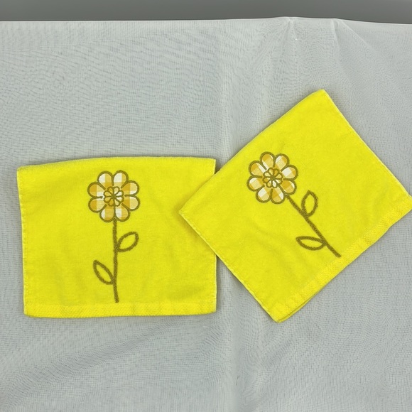 Vintage 70’s yellow plaid embroidered daisy hand towels by The Avanti - Picture 6 of 8